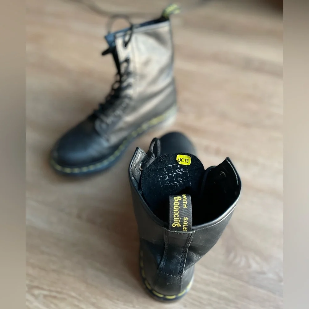 Dr. Martens βthe originalβ Womenβs Combat Boots size 7 - Picture 11 of 15